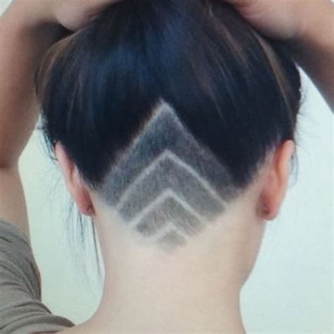 Coiffures et beauté que j'adore femme aux cheveux rasés sur les côtés et à la nuque. +20 top photos de coiffure femme rasé nuque - LiloBijoux ...