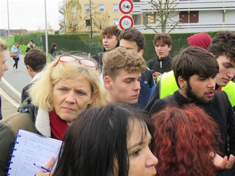 Témoignage de solidarité à l'égard de florence aubenas, otage en irakà 20:08. Marmande : Florence Aubenas en immersion chez les gilets ...