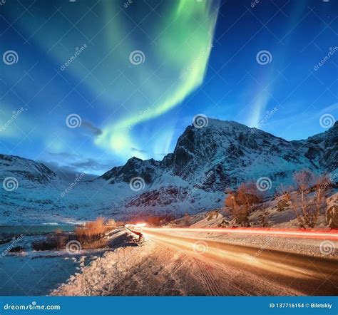 Aurora Borealis Sulle Isole Di Lofoten Norvegia Traffico Stradale E