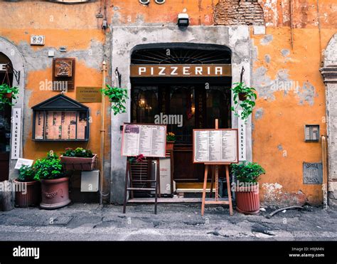 Eine Typische Italienische Pizzeria Liegt In Einer Seitenstraße In Rom
