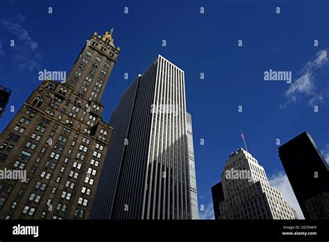 Manhattans Skyline Day Seen From The 5th Avenue In New York City