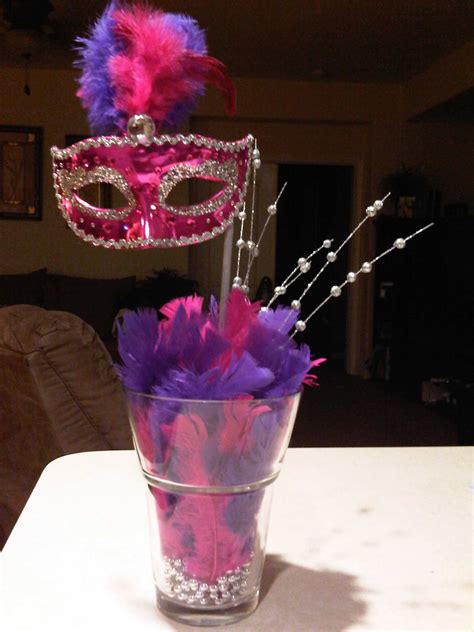 Christmas paper decorations don't have to involve complicated instructions and a penchant for crafting. Mask Centerpiece | Centros de mesa de carnaval, Fiesta de ...
