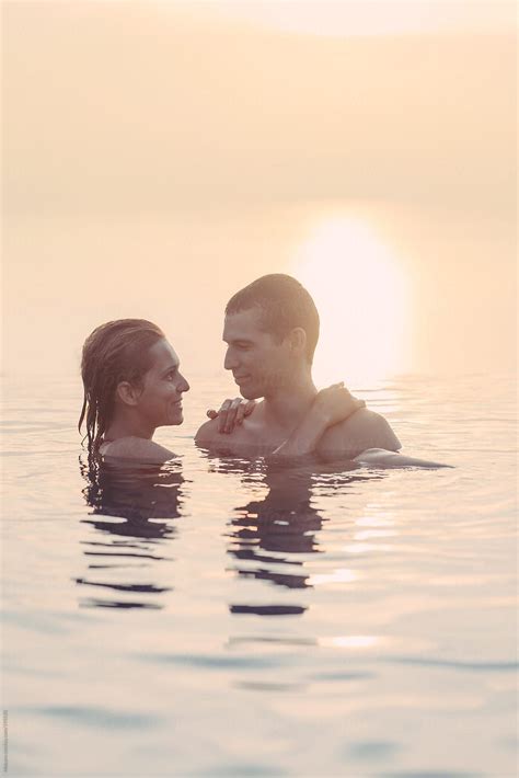 Couple In The Infinity Pool At Sunset By Mosuno Vacation Couple Infinity Pool Couples