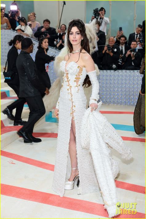 Anne Hathaway Pulls Her Versace Look Together With Pearl Pins At Met Gala 2023 Photo 4927447
