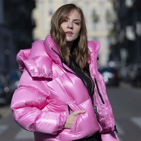 图片中可能有：一人或多人 pink puffer jacket outfit jacket outfits puffy coat puffy jacket down coat