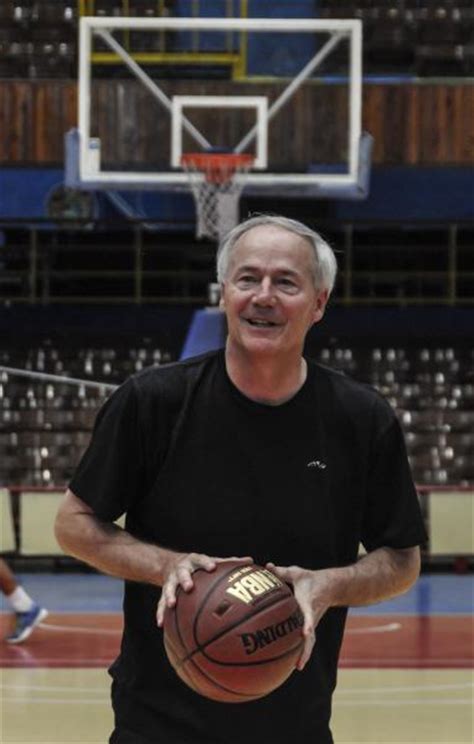 El gobernador que sucedió a mazariegos se llamaba francisco garcía osorio. Gobernador de Arkansas juega baloncesto durante visita en ...