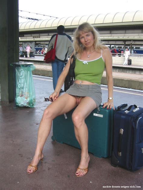 Diese Frau zeigt sich nackt in der Öffentlichkeit Nackte Frauen Bilder