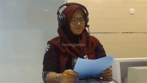 Ayam serama sangat menyenangkan untuk dipiara. 60 Contoh Kalimat Berita untuk SD, SMP dan SMA - KOSNGOSAN