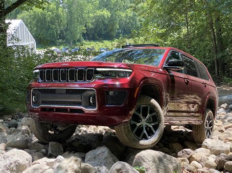 jeep grand cherokee  arriving  showrooms  expand brands reach