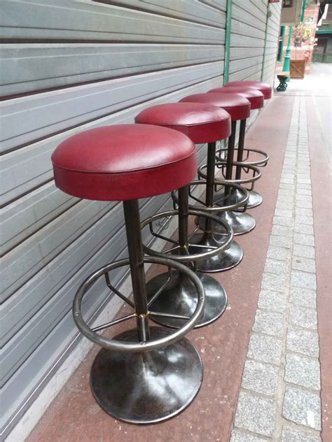 Découvrez le rayon tabouret en promotion avec des nouveautés toute l'année et dans tous les magasins but. tabouret de bar métal et cuir | Madebymed | Fauteuil Club ...