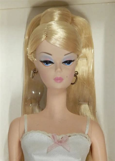 2000 Barbie Fashion Model Silkstone Lingerie Doll