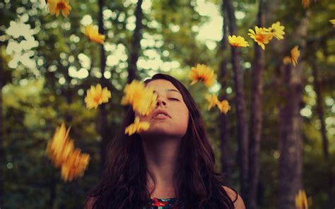 壁纸 面对 阳光 森林 户外户外 妇女 花卉 闭上眼睛 性质 黑发 黄色 弹簧 树 秋季 叶 厂 女孩 美丽 季节 肖像摄影 1920x1200