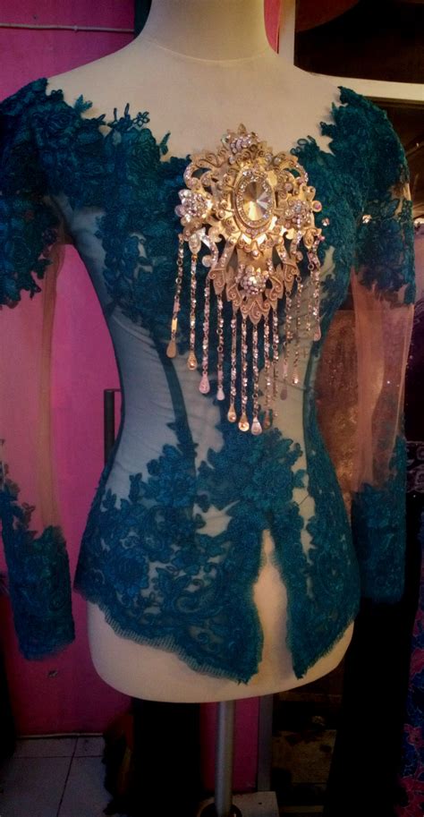 Jun 10, 2021 · 10 pilihan kebaya peach, gaya klasik hingga modern yang bikin terpana! Kebaya Cantik Warna Biru Toska Motif Bunga Dengan Kerah ...