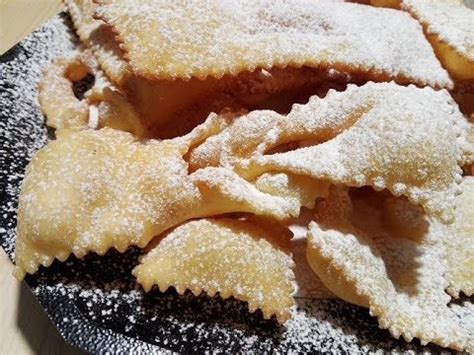Sono composte da una cialdina friabile che viene fritta nell'olio e poi cosparsa di golosissimo zucchero a velo. Chiacchiere di carnevale - YouTube