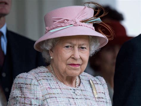 Et n'oublions pas que l'orbe en or sur l. Shocking : la Reine d'Angleterre a failli être assassinée ! (With images) | Queen hat, Queen ...