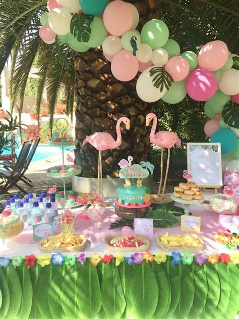 Algunos de los temas más comunes para decorar un cumpleaños de adultos son las fiestas caribeñas, fiestas hawaianas, fiestas disco, fiestas hippie, fiestas de los 80´s, fiestas de póker. Decoración para cumpleaños tropical con globos y flamingos ...