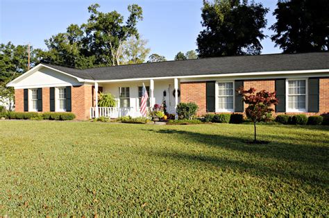 View listing photos, review sales history, and use our detailed real estate filters to find the perfect place. Amerikanisches Ranch-Art-Haus Stockbild - Bild von grün ...