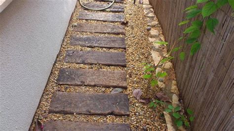 Beautiful and practical, natural or manufactured, stepping stones are an easy finishing touch to any garden or landscape project. שביל אדני רכבת וחלוקים מצריים תכנון: חלומות בירוק Railway ...