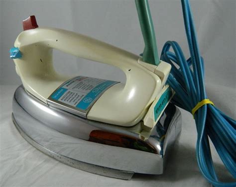 Vintage Ge General Electric F79 Steam And Dry Iron M1f79wh Chrome Blue