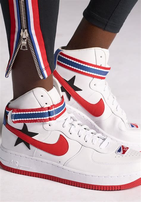 Riccardo tisci's latest work with nikelab aims to propel contemporary sports style into a new, more elegant era. Riccardo Tisci x Nike Air Force 1 High - Sneakers.fr