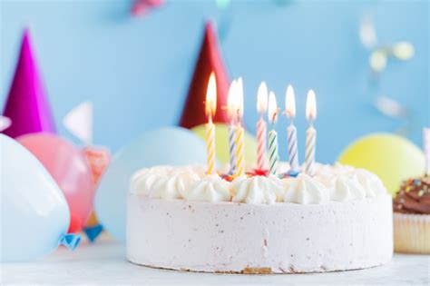 Ähnliche bilder von istock mehr. Festliche kuchen und kerzen beleuchtung | Kostenlose Foto