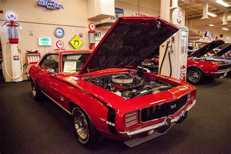 Rojo Chevrolet Camaro Ss 1969 Mostrado En El Museo Muscle Car City Foto