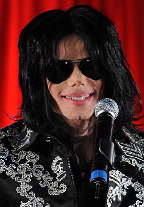 Michael jackson ve britney spears مايكل جاكسون و بريتني سبيرز في حفلة. صور مايكل جاكسون قبل وبعد عمليات التجميل - صوري