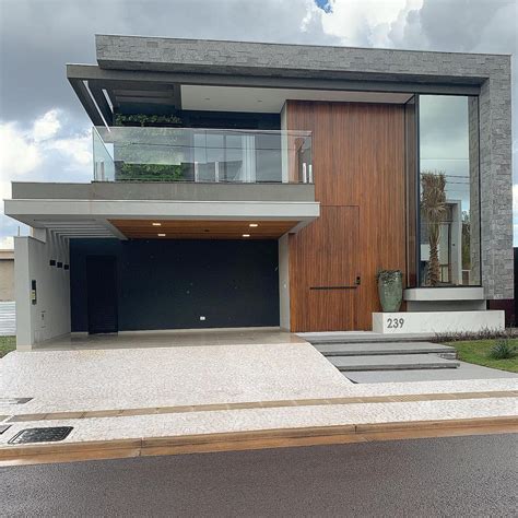 Fachada De Casa Contemporânea Com Vidro Reflecta Pedra Cinza E Painel