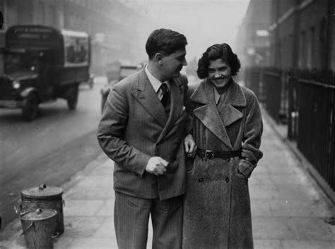 Las cámaras fotográficas antiguas son piezas que atesoran los inicios de la historia de la fotografía, allá por los últimos años del siglo xix. 57 Fotos antiguas de parejas que te harán creer en el amor