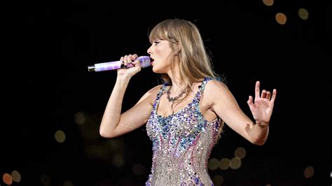 Taylor Swift Reveals How She Lost A Chunk From Her Hand While Performing In Houston Hello