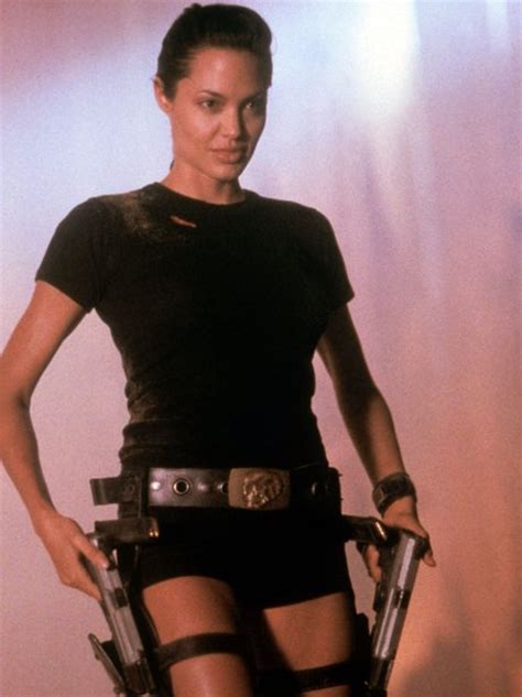 Angelina jolie'ye bu tarz roller çok yakışıyor. Too Hot To Trot! Angelina Jolie as Lara Croft in 'Tomb ...
