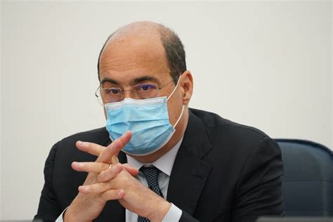 La norma è contenuta nel nuovo dpcm, che sancisce anche la proroga dello stato d'emergenza al 31 gennaio 2021. Anche in Lazio obbligo di mascherine all'aperto ...