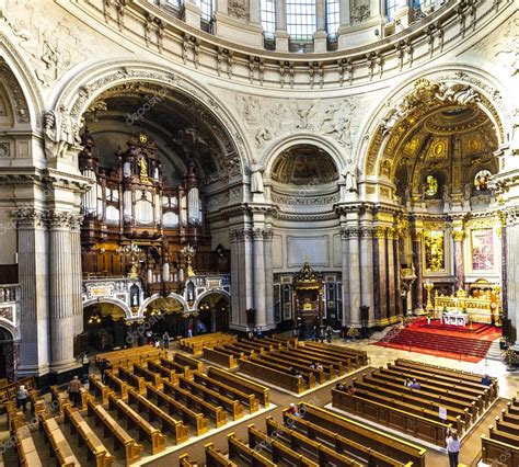 Von mensch zu mensch (im vertraulichen, privaten zwiegespräch). Menschen besuchen das berliner dom von innen ...