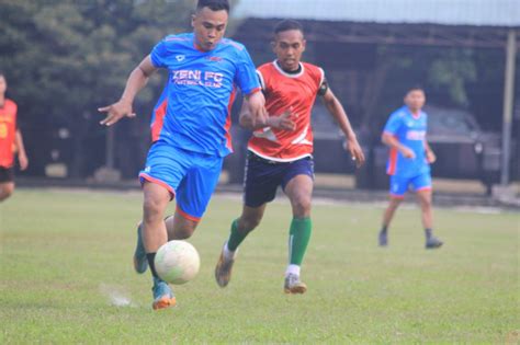 Prajurit Yonzeni 1 Mar Laksanakan Olahraga Sepak Bola | WEBSITE TENTARA