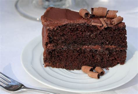 This simple chocolate fudge frosting recipe makes rich icing that spreads perfectly on cupcakes, cakes or cookies. Moist Chocolate Cake with Chocolate Buttercream Frosting