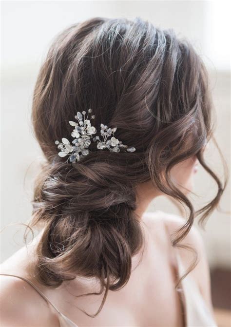 The perfect guide for wedding hairstyles. Bridal hairstyle: Wedding looks perfect for a beach ...