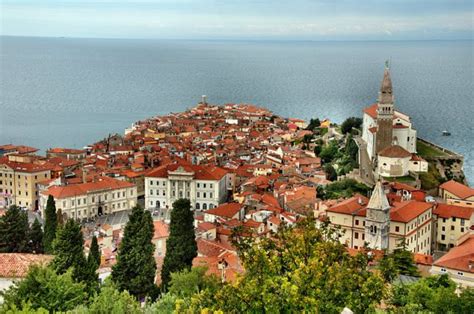 Słowenia (republika słowenii) to niewielkie państwo w środkowej europie, położone na pograniczu półwyspu bałkańskiego i alp wschodnich. Zdjęcia: PIRAN, widok miasteczka z góry, SłOWENIA