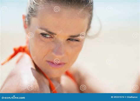 portrait de jeune femme sur la plage photo stock image du femelle seaside 39331574