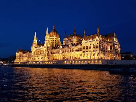 Budapest Parliament at night : travel
