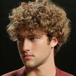 Hafif boyalı uzun saç modelleriyle erkekler karizmasına karizma katıyor. Kıvırcık Saçlı Erkekler İçin Saç Bakımı Nasıl Olmalı ...