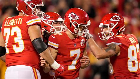 chiefs keep afc west lead with 22 9 victory over broncos