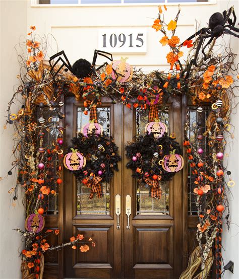 28 Spooky Front Door Halloween Decoration Inspirations