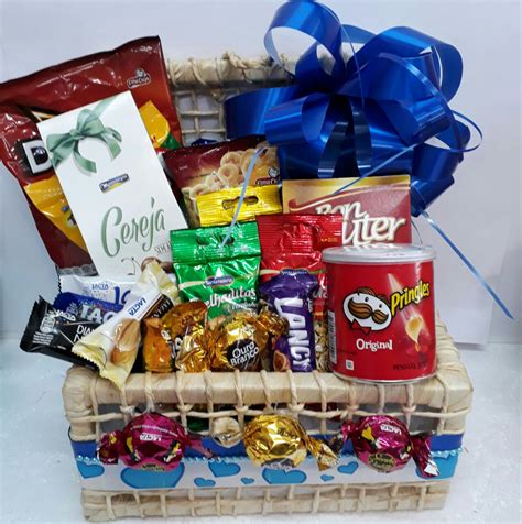 Uma cesta de aniversário personalizada é uma ideia de presente muito interessante para quem não sabe o que dar no aniversário. Adriana Cestas | (41) 3319-3998 ou 9.9885-0241 ...