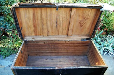 On the back of the lock piece there are the initials jl with a few. English Made Camphor Trunk/Chest mid-1800s | Collectors Weekly