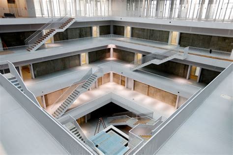 The stuttgart city library has turned into stuttgart's new cultural and intellectual hub that is open to people of every nation, symbolised by the inscriptions on the outer walls with the word 'library' inscribed in silver letters on all 4 walls of the hall in german, korean, english and arabic. Stuttgart City Library - Feel Desain | your daily dose of ...