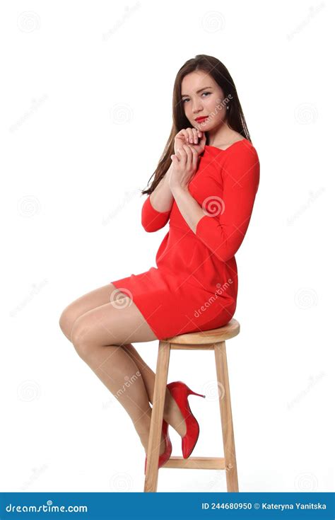 Une Belle Femme Ukrainienne En Robe Rouge Est Assise Sur Une Chaise En Bois Photo Stock Image