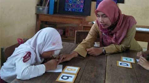 Guru harus menjadi pelopor dalam segala hal. Menjadi Seorang Guru Harus Konsisten Dalam Mengajar ...