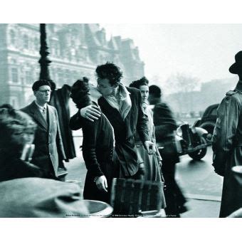 Le baiser de l'hotel de ville paris by robert doisneau romantic photography poster print (decorative) 11 by 14. Poster Le Baiser de L'Hotel de Ville (reproduction) 24 x ...