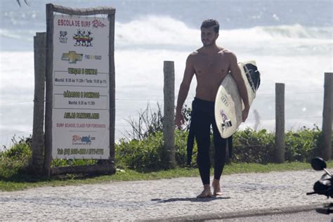 Klebber Toledo mostra os músculos durante tarde de surfe na Barra da Tijuca OFuxico
