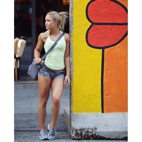 Hier zeigte sie sich deutlich verändert. Sophia Thiel | Sport outfit, Outfit, Pumping sophia thiel